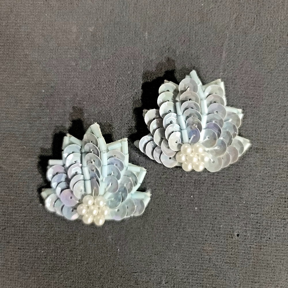 SEQUINS OF SHIMMER BLUE &PEARLS CREATE A LEAF LARGE LIGHTWEIGH  LARGE STUD UNIQU - Picture 2 of 2